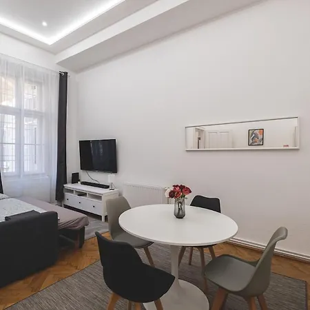 Sunlit Modern Retreat In The Heart Of *