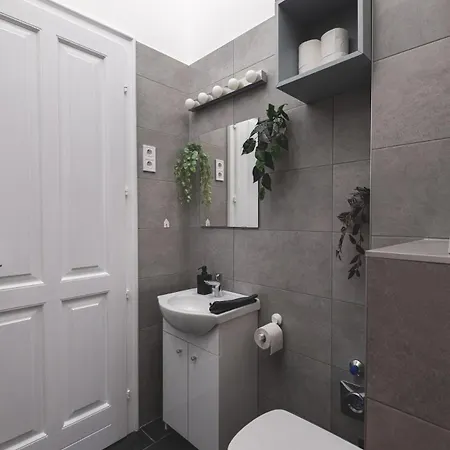 Sunlit Modern Retreat In The Heart Of Appartamento Budapest