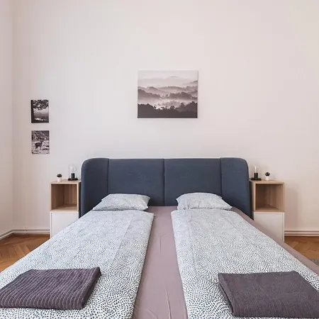 Sunlit Modern Retreat In The Heart Of Appartamento