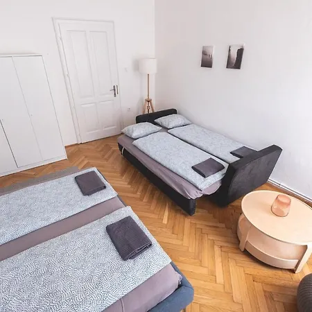 Sunlit Modern Retreat In The Heart Of Appartamento Budapest