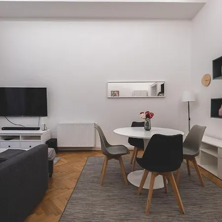 Sunlit Modern Retreat In The Heart Of Budapest