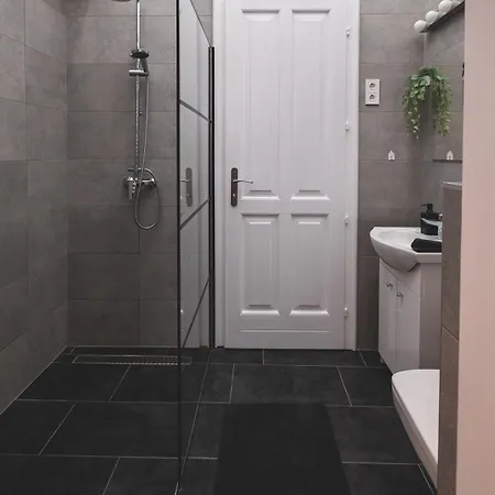 Sunlit Modern Retreat In The Heart Of Appartamento