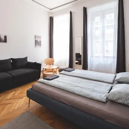 Sunlit Modern Retreat In The Heart Of Appartamento Budapest