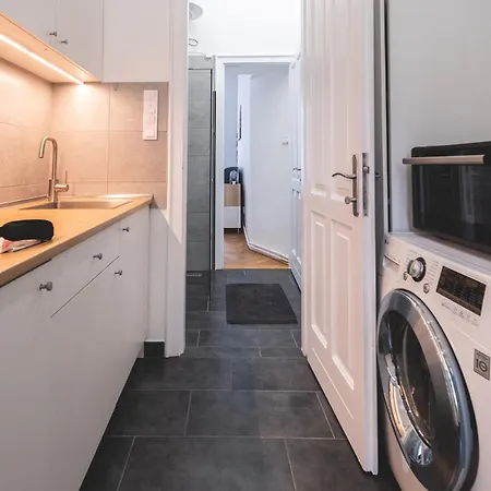 Sunlit Modern Retreat In The Heart Of