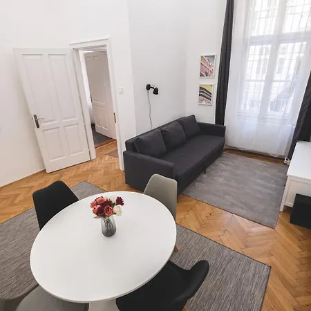 Sunlit Modern Retreat In The Heart Of *