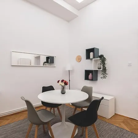 Sunlit Modern Retreat In The Heart Of Budapest