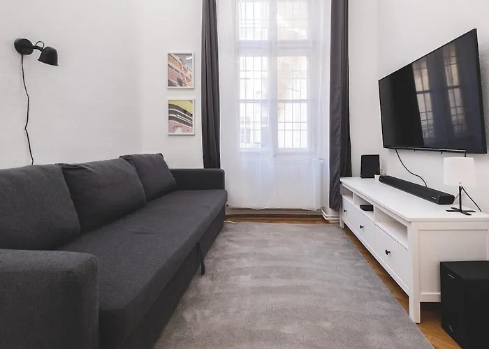 Apartament Sunlit Modern Retreat In The Heart Of Budapesta