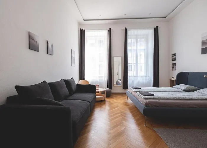 Sunlit Modern Retreat In The Heart Of Budapesta