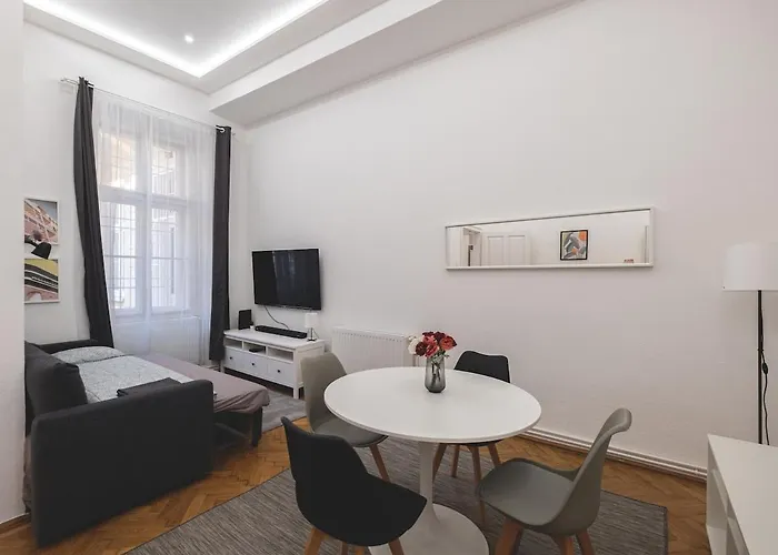 Sunlit Modern Retreat In The Heart Of *