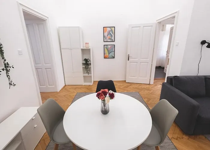 Sunlit Modern Retreat In The Heart Of * Budapesta