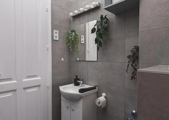 Sunlit Modern Retreat In The Heart Of Apartament Budapesta