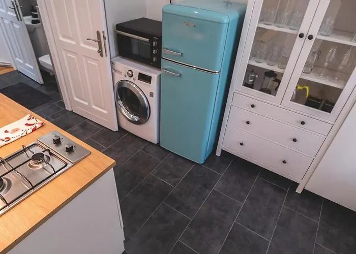 Sunlit Modern Retreat In The Heart Of Budapesta