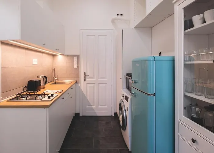 Sunlit Modern Retreat In The Heart Of Apartament *