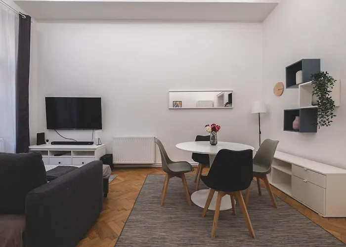 Sunlit Modern Retreat In The Heart Of Budapesta