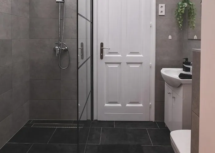 Sunlit Modern Retreat In The Heart Of Apartament