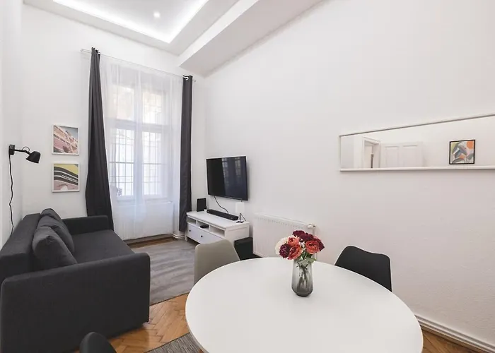 Appartement Sunlit Modern Retreat In The Heart Of *