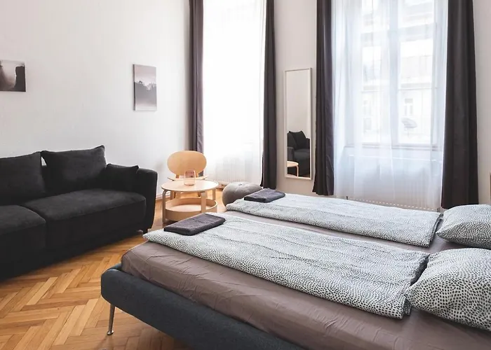 Sunlit Modern Retreat In The Heart Of Apartament Budapesta