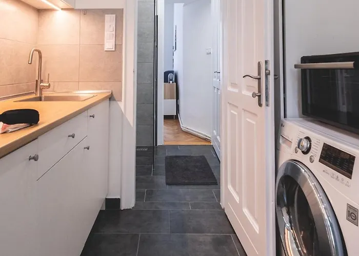 Sunlit Modern Retreat In The Heart Of