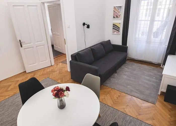 Sunlit Modern Retreat In The Heart Of *