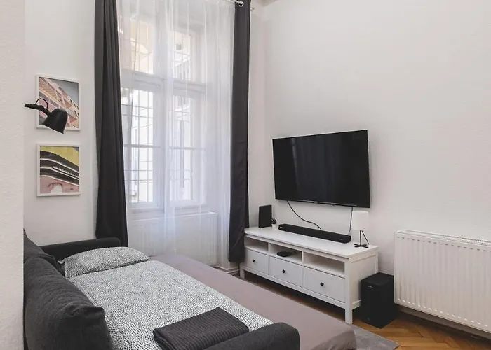 Sunlit Modern Retreat In The Heart Of Apartament