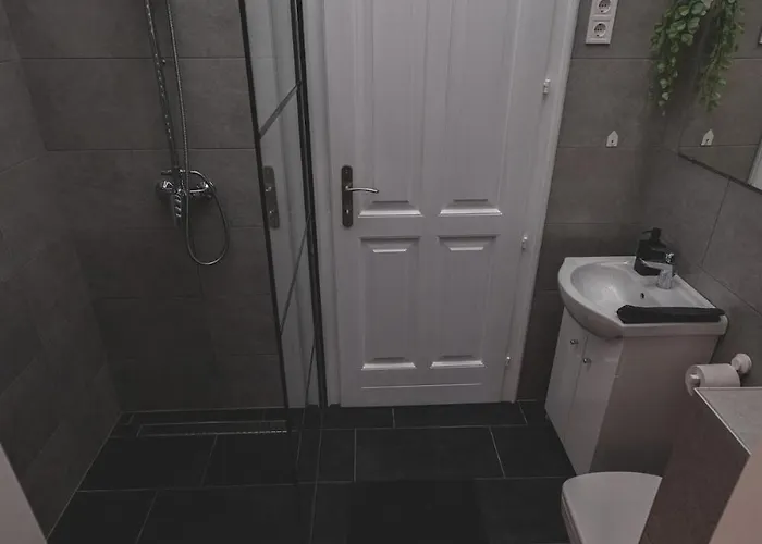 Sunlit Modern Retreat In The Heart Of Apartament Budapesta