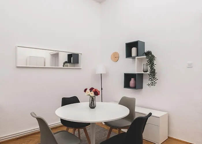 Sunlit Modern Retreat In The Heart Of Budapesta